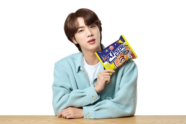 BTS '진', '진라면' 모델 됐다…오뚜기, '진심' 강조 CF 온에어 < 식품산업 < News < 기사본문 - 식품저널  foodnews